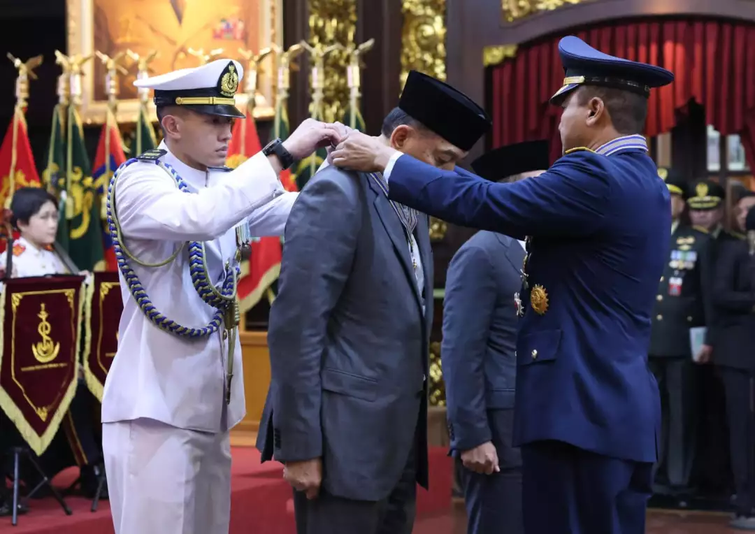Kasau Marsekal TNI M. Tonny Harjono, S.E., M.M. menyematkan tanda kehormatan Bintang Swa Bhuwana Paksa Utama kepada Menteri Pertahanan (Menhan) RI Sjafrie Sjamsoeddin, di Gedung Sudirman, Kemhan RI, Jakarta, Kamis (13/03/2025).