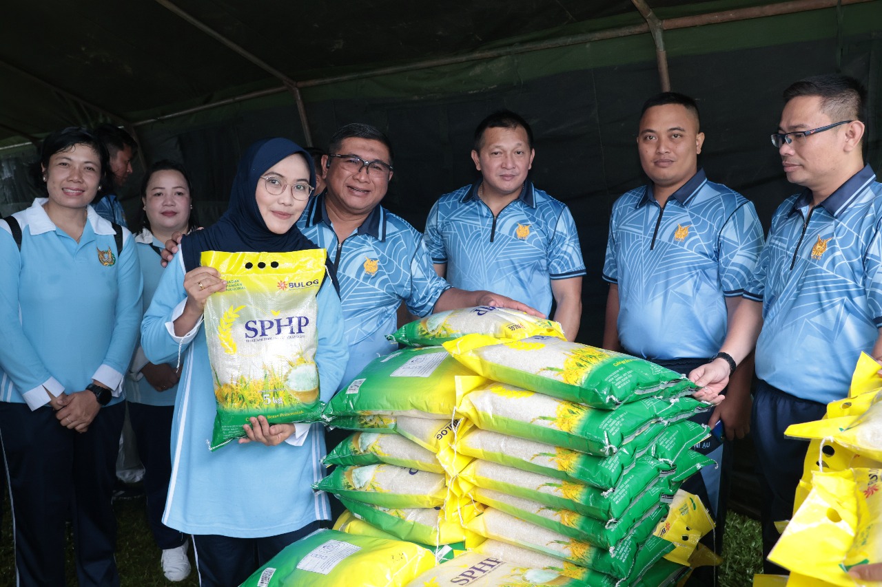 Bazar Sembako Murah digelar Lanud Sam Ratulangi menggelar di Mako Lanud Sam Ratulangi, Manado, Sulawesi Utara. Jumat (21/3/2025).