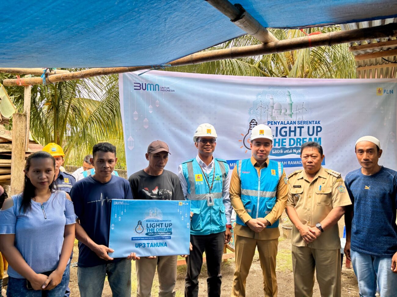 PLN Unit Pelaksana Pelayanan Pelanggan Tahuna untuk menghadirkan program Light Up The Dream dengan pemberian bantuan penyambungan listrik gratis bagi masyarakat prasejahtera.