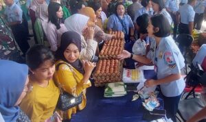 Berpartisipasi dalam Bazar Ramadan TNI dalam rangka menyambut Hari Raya Idul Fitri 1446 Hijriyah, Lanud Sam Ratulangi menyediakan sembako dengan harga murah dan terjangkau di Area Parkir Makodam XIII/Merdeka, Manado, Sulawesi Utara. Selasa (25/3/2025).