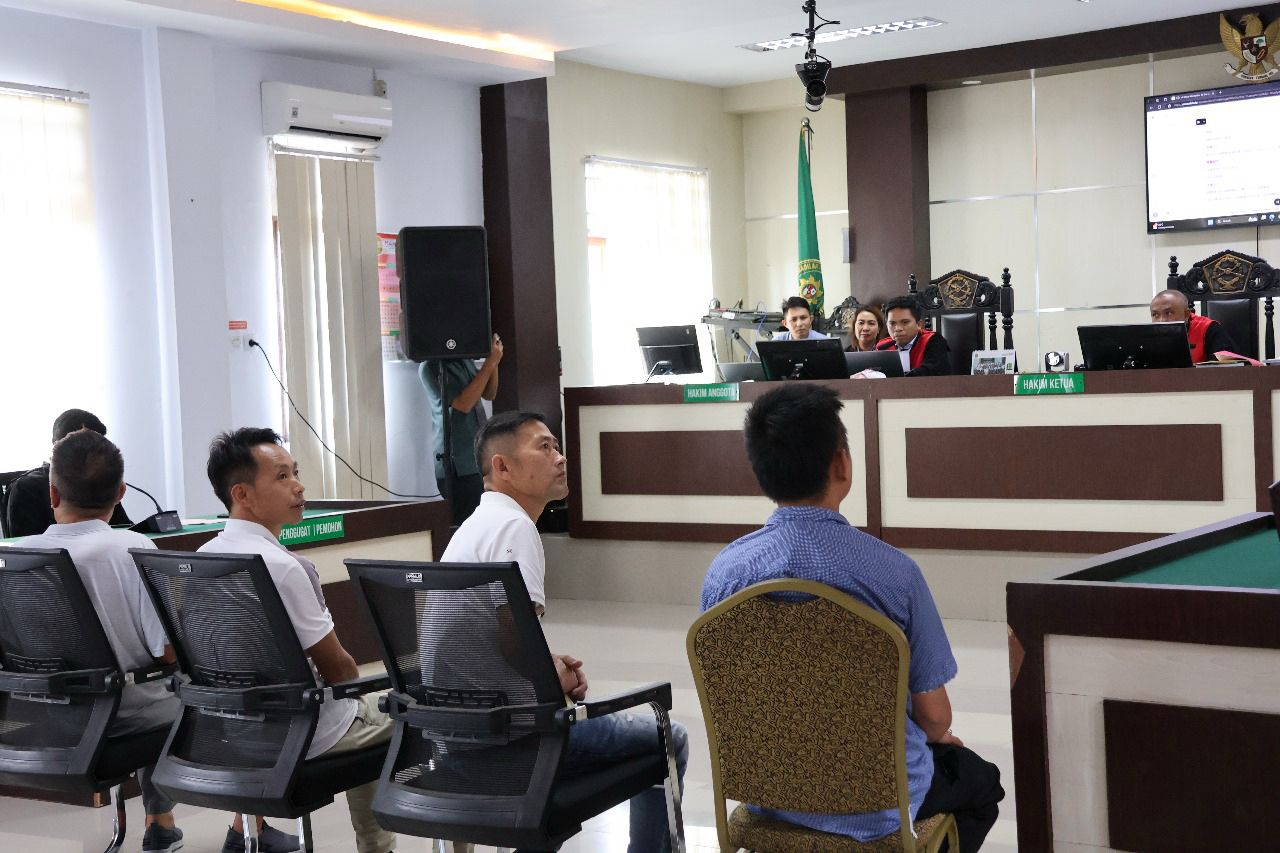 Pengadilan Negeri (PN) Kotamobagu pada Rabu (12/3) telah menggelar sidang terakhir terhadap tiga warga negara Republik Rakyat Tiongkok (RRT), yaitu ZJ, CZ, dan YZ, dengan agenda pembacaan putusan oleh Majelis Hakim.