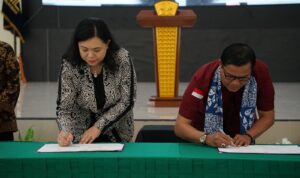 Kakanwil Kementerian Hukum Sulawesi Utara Kurniaman Telaumbanua didampingi Kepala Divisi Pelayanan Hukum Raymond Takasenseran dan Kepala Bidang Pelayanan Kekayaan Intelektual Lieta Ondang meresmikan Sentra Kekayaan Intelektual di Institut Agama Kristen Negeri Manado, Kamis (06/03).