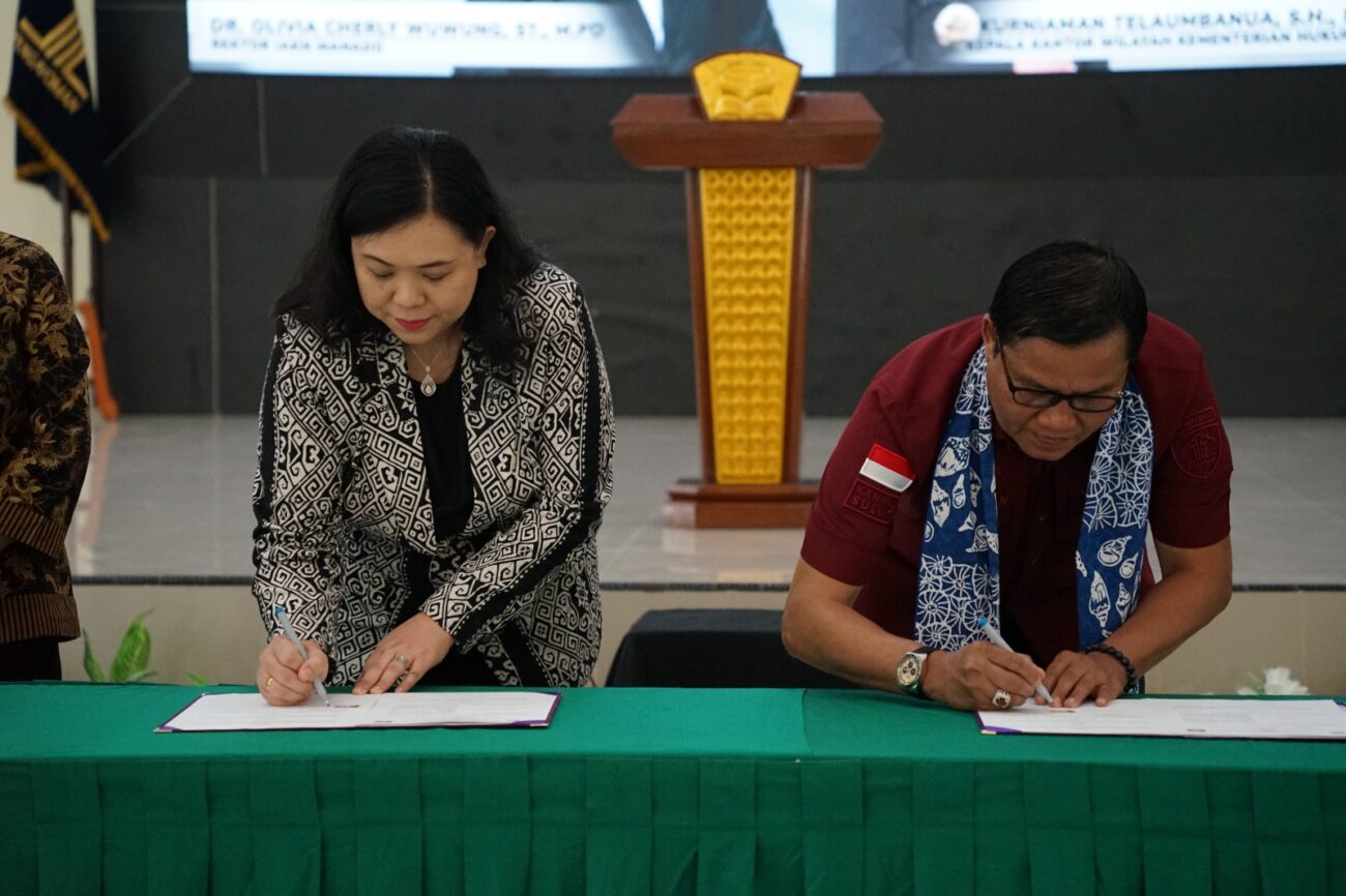 Kakanwil Kementerian Hukum Sulawesi Utara Kurniaman Telaumbanua didampingi Kepala Divisi Pelayanan Hukum Raymond Takasenseran dan Kepala Bidang Pelayanan Kekayaan Intelektual Lieta Ondang meresmikan Sentra Kekayaan Intelektual di Institut Agama Kristen Negeri Manado, Kamis (06/03).