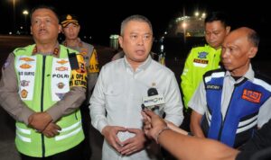Kakorlantas Polri Irjen Pol Drs. Agus Suryonugroho S.H, M.Hum bersama Menteri Perhubungan (Menhub) Dudy Purwagandhi meninjau kondisi Pelabuhan Merak, Banten, Minggu (23/3/2025).