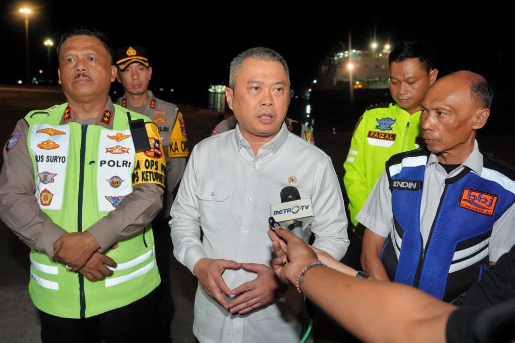 Kakorlantas Polri Irjen Pol Drs. Agus Suryonugroho S.H, M.Hum bersama Menteri Perhubungan (Menhub) Dudy Purwagandhi meninjau kondisi Pelabuhan Merak, Banten, Minggu (23/3/2025).