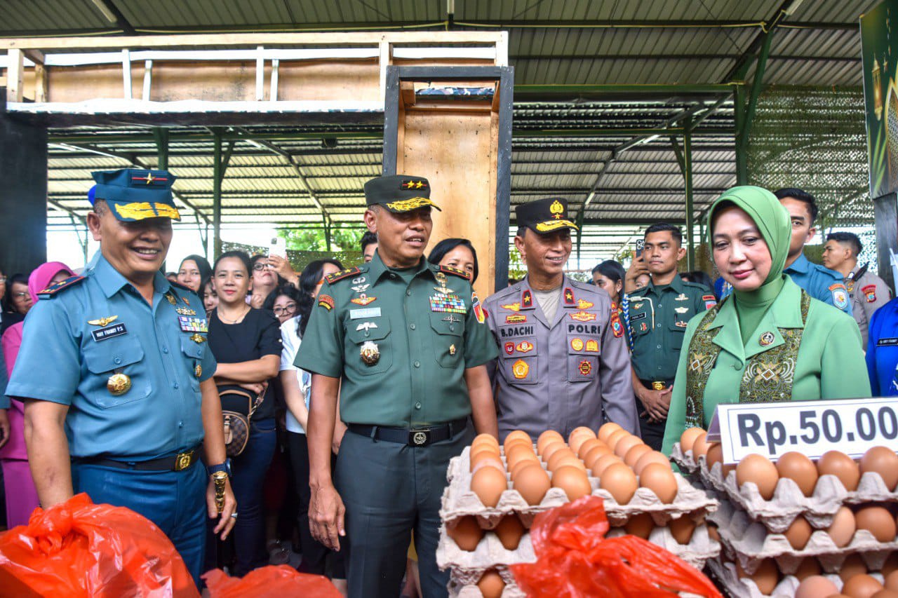 Bazar Murah Ramadhan TNI digelar Kodam XIII/Merdeka dalam rangka menyambut Hari Raya Idul Fitri 1446 H bertempat di Garasi Makodam XIII/Merdeka, Selasa (25/3/2025).