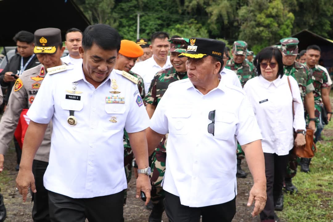 Bupati Minahasa, Robby Dondokambey, S.Si, MAP, mendampingi Gubernur Sulawesi Utara, Mayjen TNI (Purn) Yulius Selvanus, SE, dalam kegiatan Karya Bakti Pembersihan Eceng Gondok di Danau Tondano, pada Rabu (23/4/2025)