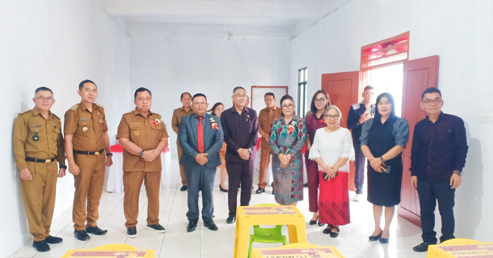 Bupati Minahasa, Robby Dondokambey, SSi, M.A.P, bersama Ketua TP-PKK Ny. Martina Dondokambey-Lengkong, SE, menghadiri perayaan Hari Ulang Tahun ke-13 Desa Tonsewer Selatan yang dirangkaikan dengan peresmian Balai Desa dan PAUD Aruy Anate.