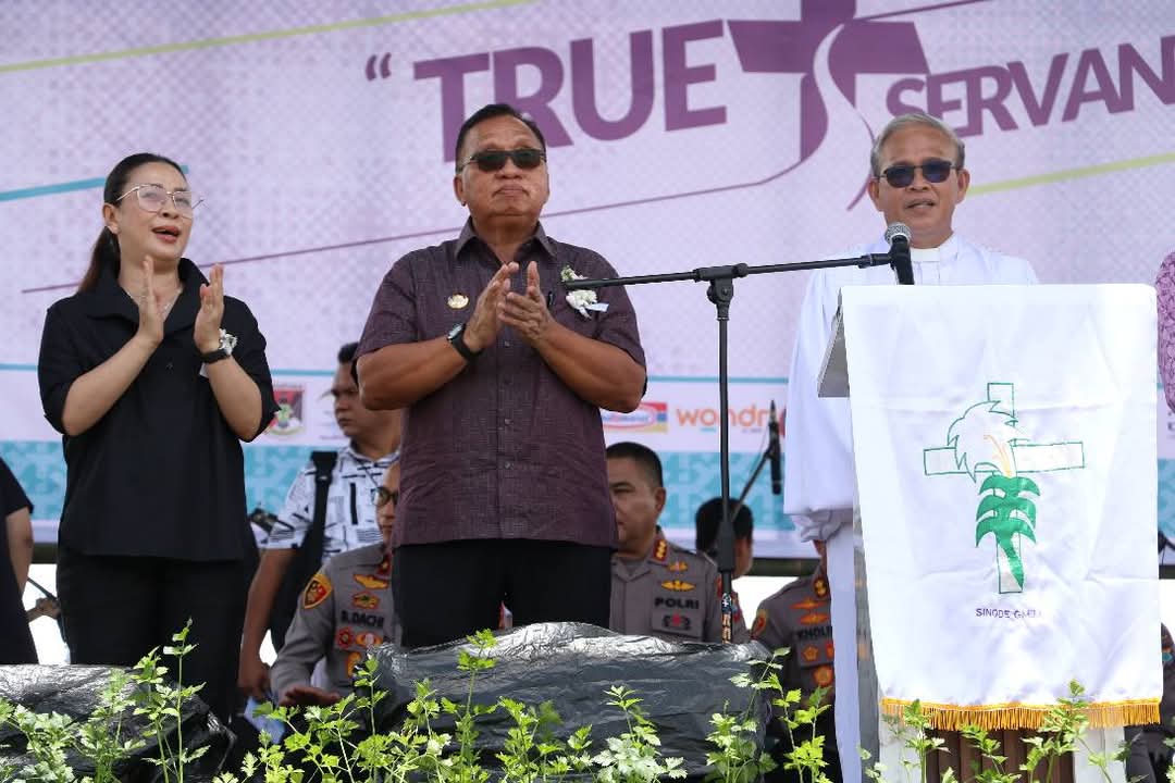 Bupati Minahasa Pnt. Robby Dondokambey, S.Si., M.A.P., bersama Wakil Bupati Minahasa, Pnt. Vanda Sarundajang, S.S., serta Sekretaris Daerah Kabupaten Minahasa Pnt. Dr. Lynda D. Watania, M.M., M.Si., menghadiri perayaan Hari Ulang Tahun (HUT) ke-99 Pemuda Sinode GMIM yang dirangkaikan dengan Ibadah Agung dan Selebrasi Paskah.