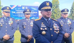 Personel Lanud Sam Ratulangi berbaris rapi di lapangan pada Rabu (9/4) pagi. Upacara tersebut sebagai kegiatan perayaan HUT TNI AU yang ke-79 tahun.