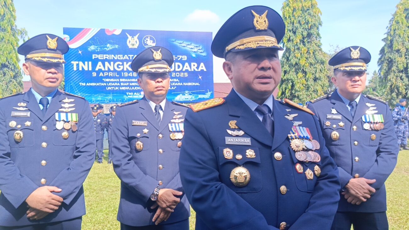 Personel Lanud Sam Ratulangi berbaris rapi di lapangan pada Rabu (9/4) pagi. Upacara tersebut sebagai kegiatan perayaan HUT TNI AU yang ke-79 tahun.