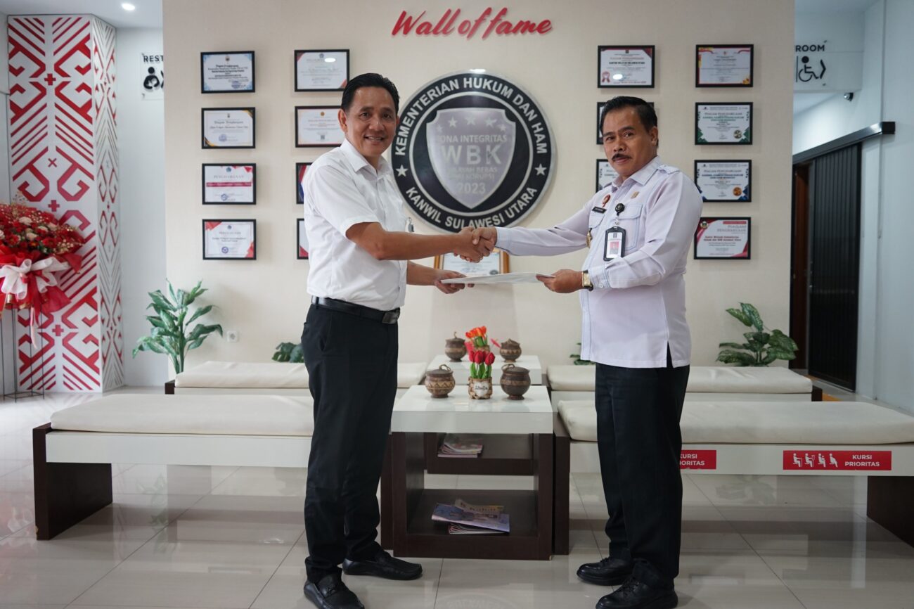 Sinode Gereja Masehi Injili di Minahasa (GMIM) menerima sertifikat Perlindungan Merek dari Kepala Kantor Wilayah Kementerian Hukum Sulawesi Utara (Kakanwil Kemenkum Sulut) Kurniaman Telaumbanua melalui Kepala Divisi Pelayanan Hukum Raymond Takasensera, Rabu (16/4).