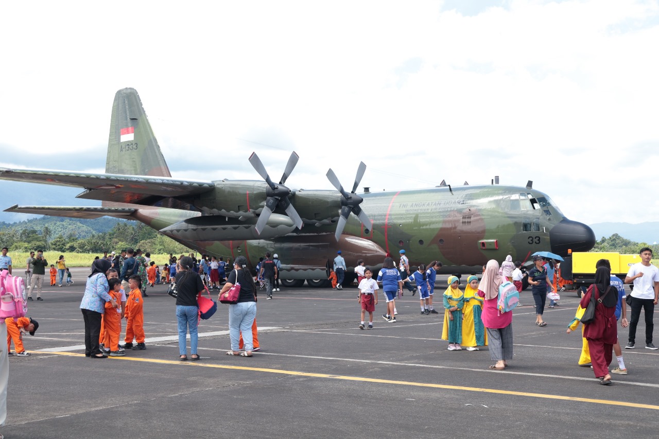 Lihat lebih dekat alutsista TNI Angkatan Udara yang transit di Bandara Internasional Sam Ratulangi, ratusan siswa sekolah memenuhi Apron Baseops Lanud Sam Ratulangi, Manado, Sulawesi Utara. Senin (28/4/2025).