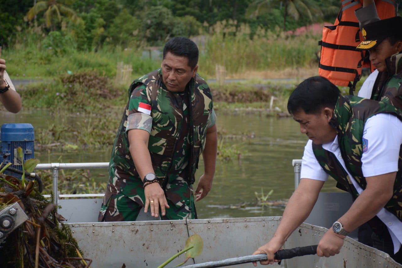 Kasdam XIII/Merdeka Brigjen TNI Yustinus Nono Yulianto bersama jajaran Forum Koordinasi Pimpinan Daerah (Forkopimda) Sulawesi Utara melaksanakan Karya Bakti di kawasan Danau Tondano, Kabupaten Minahasa, Sulawesi Utara, Rabu (23/4).