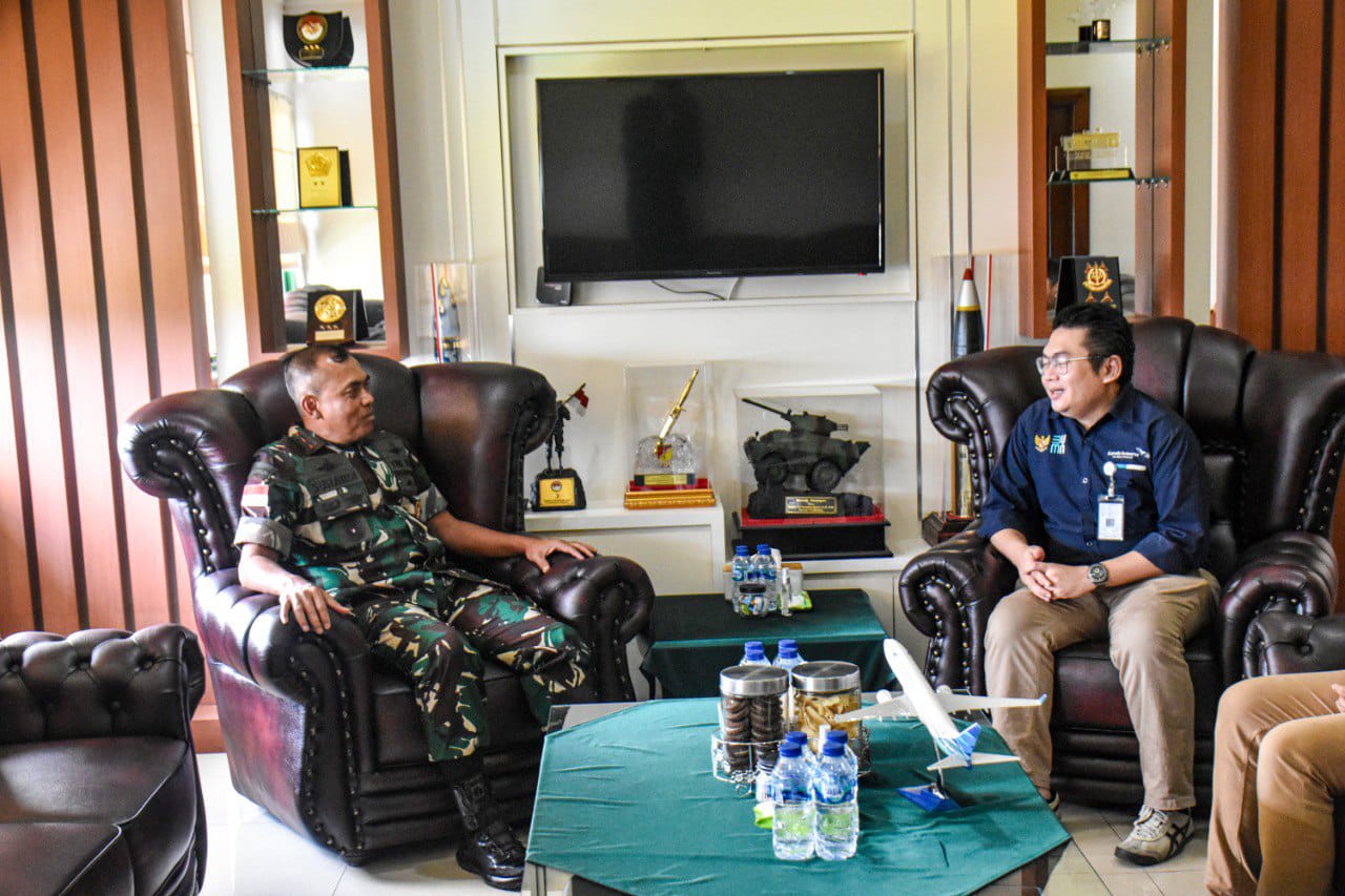 Pangdam XIII/Merdeka dan GM Garuda Indonesia di Makodam"