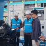 General Manager PLN UID Suluttenggo mengecek kesiapan SPKLU untuk memastikan kelancaran arus balik bagi pengguna kendaraan listrik.