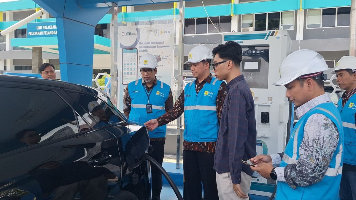 General Manager PLN UID Suluttenggo mengecek kesiapan SPKLU untuk memastikan kelancaran arus balik bagi pengguna kendaraan listrik.
