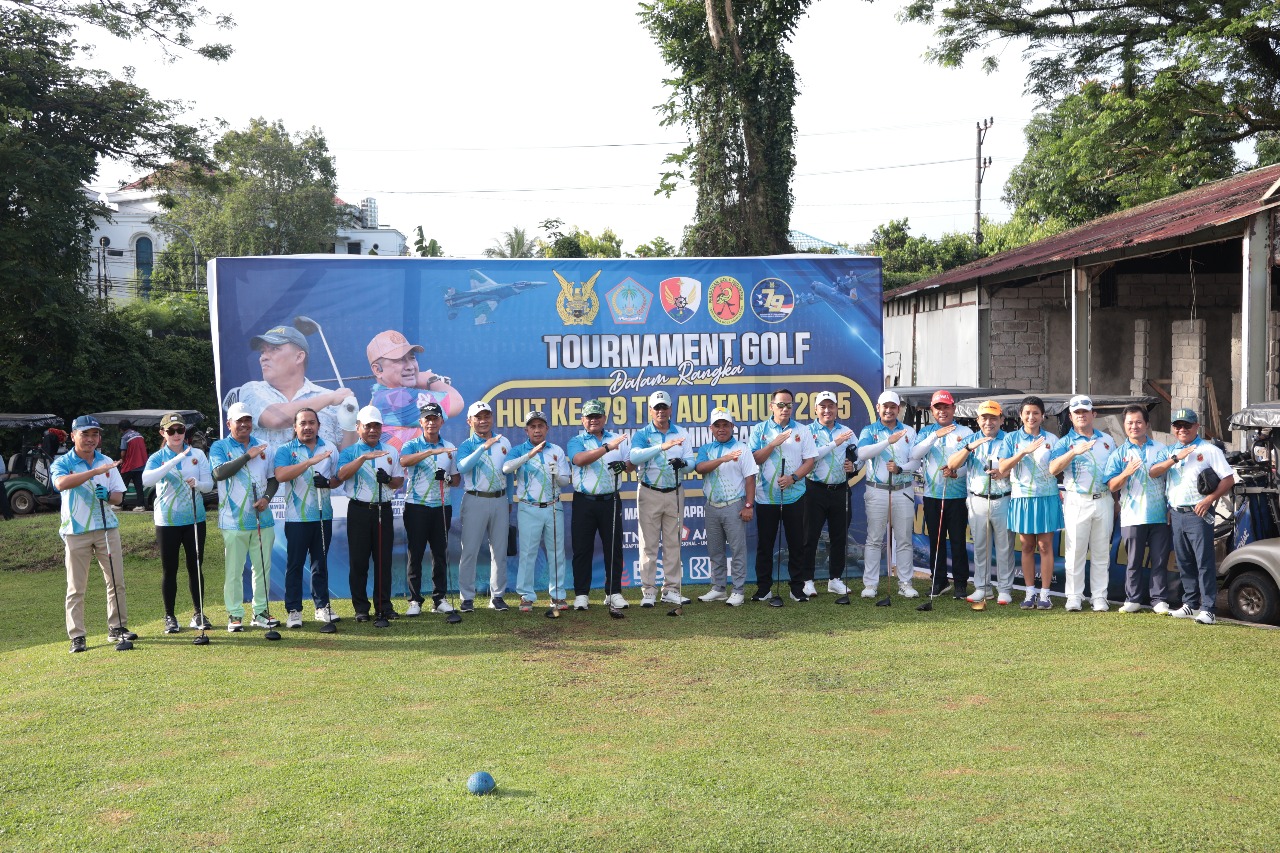 Tournament Golf dibuka secara simbolis Danlanud Sam Ratulangi Marsma TNI Antariksa Anondo, S.E., M.Tr.(Han).,dengan pemukulan bola asap bersama para pejabat Forkopimda Sulawesi Utara di AKR Grand Kawanua Golf Course, Manado, Sulawesi Utara. Minggu (12/4/2025).