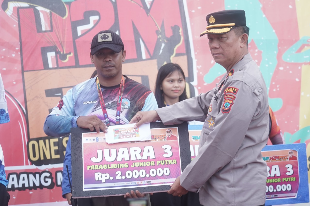 Personel Lanud Sam Ratulangi berhasil meraih Juara 3 Paragliding Tournament Teluk H2M Fest One Stop Adventure kategori ketepatan mendarat yang diselenggarakan Pemerintah Kabupaten Bolaang Mongondow Selatan di pesisir pantai Teluk H2M, Desa Matandoi, Pinolosian Timur. Sabtu (12/3/2025).