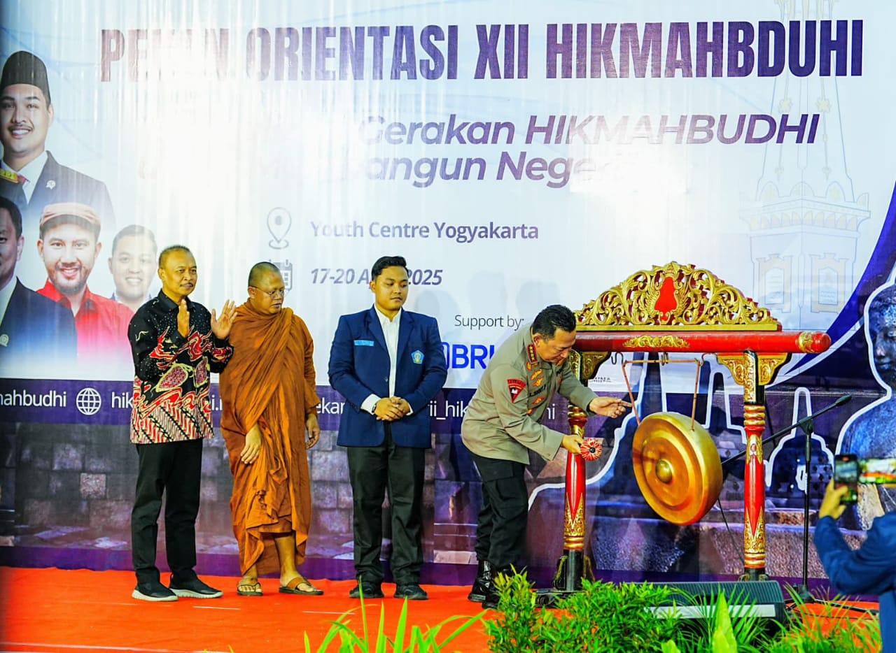 Kapolri Jenderal Listyo Sigit Prabowo menghadiri kegiatan pembukaan pekan orientasi Himpunan Mahasiswa Buddhis Indonesia (Hikmahbudhi) ke-12 di Yogyakarta, pada Jumat (18/4).