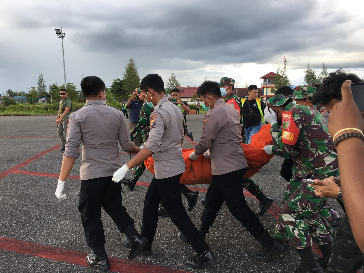Polri TNI terus mengintensifkan penanganan terhadap insiden pembunuhan brutal oleh Kelompok Kriminal Bersenjata (KKB) yang menamakan diri sebagai Kodap XVI Yahukimo dan Kodap III Ndugama.