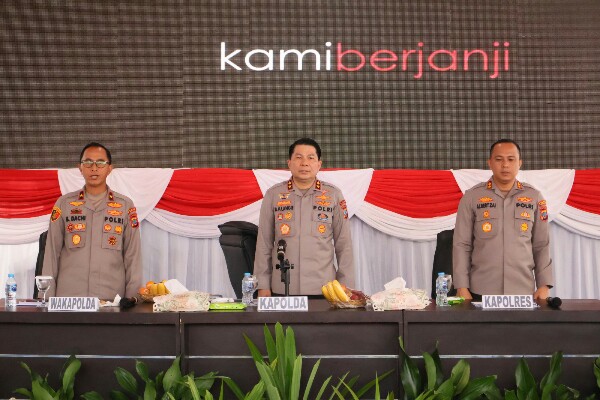 Kapolda Sulawesi Utara Irjen Pol Roycke Harry Langie mengingatkan personel Polri agar bekerja dengan performance terbaik untuk memberikan pelayanan kepada masyarakat.