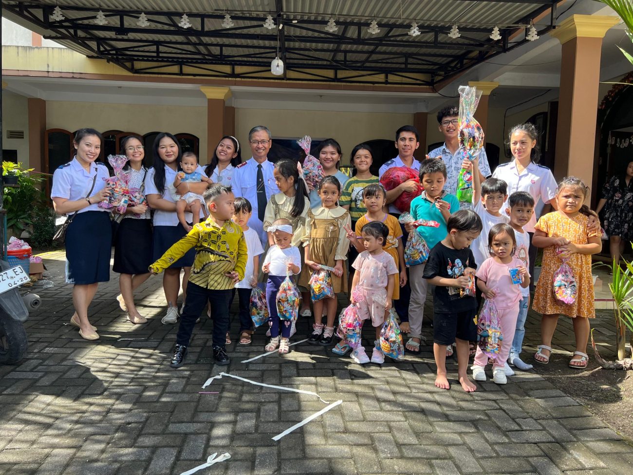 Sukacita dan semangat kebersamaan mewarnai Perayaan Paskah Sekolah Minggu Gereja Bala Keselamatan Korps IV Manado, yang digelar di halaman Gereja, Minggu (20/4/2025).