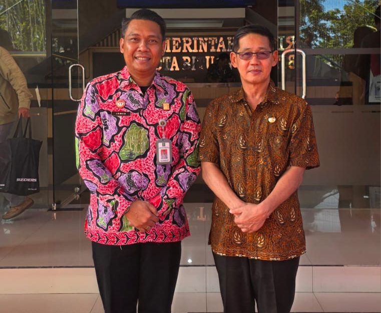 Kepala Balai Pendidikan dan Pelatihan (Diklat) Hukum Sulawesi Utara, James A. Kaihatu, dan Kepala Kantor Wilayah Kementerian Hukum Sulawesi Utara melaksanakan audiensi dengan Wali Kota Bitung, Hengky Honandar, Kamis (17/4/2025)