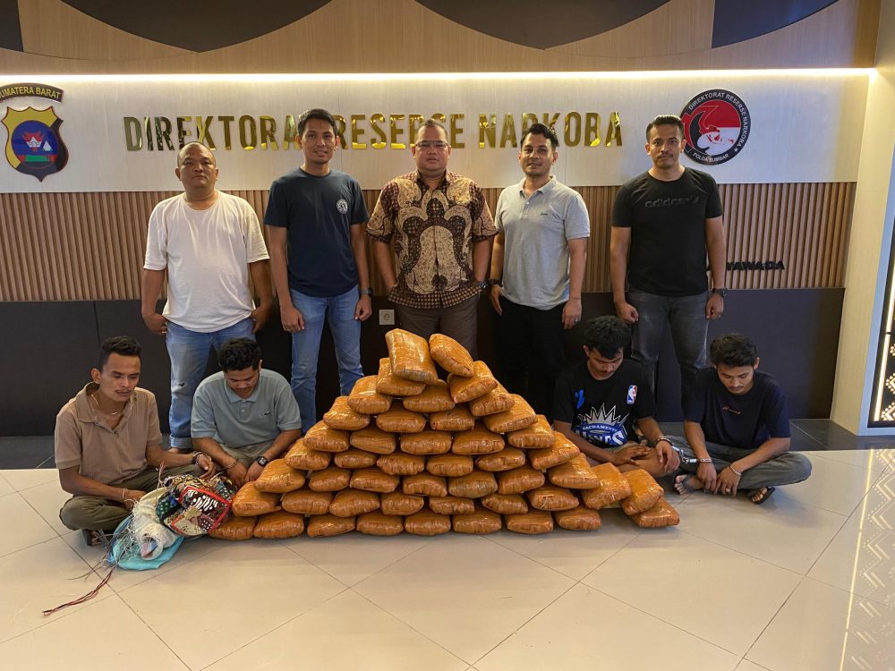 Polda Sumbar Polda Sumatera Barat berhasil menggagalkan peredaran 47 kilogram ganja. Empat tersangka, yakni YYP (26), BD (22), MA (20), dan AD (20), ditangkap di dua lokasi berbeda: Jalan M Yamin, Lubuk Alung, dan Komplek Wisma Indah Lestari, Kota Padang.