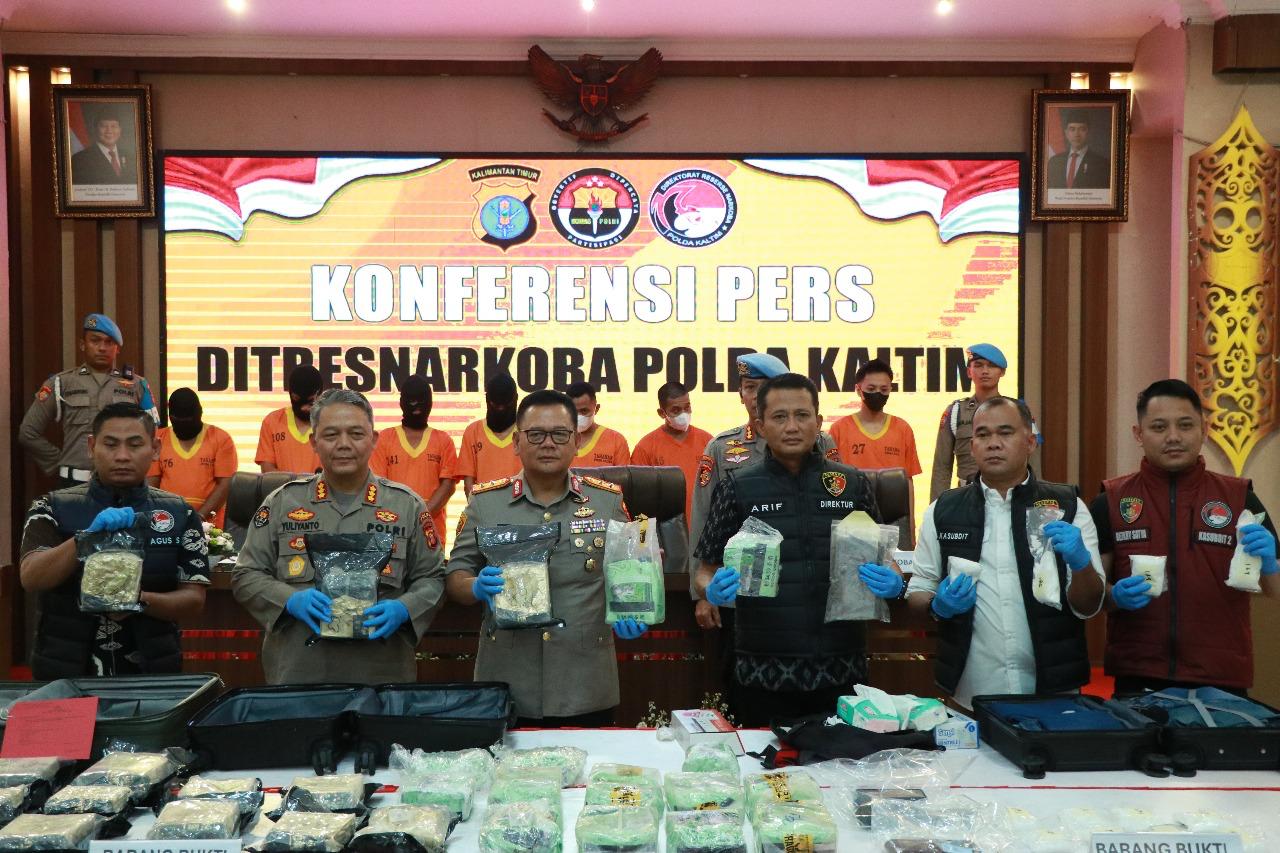 Polda Kalimantan Timur (Kaltim) mengungkap peredaran narkotika di Samarinda dan Balikpapan. Sebanyak delapan orang ditetapkan sebagai tersangka dari pengungkapan tersebut.