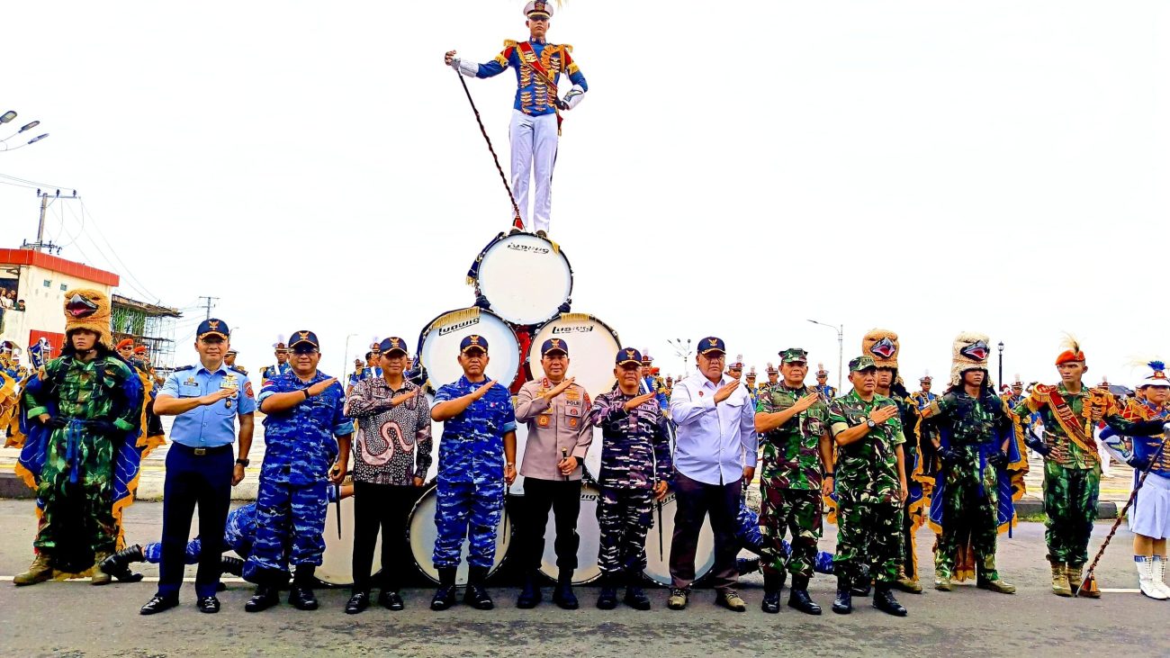 145 Taruna Tingkat III Akademi Angkatan Udara (AAU) memukau ribuan warga Manado dalam Kirab dan Display Drumband "Gita Dirgantara", Sabtu (26/4/2025).