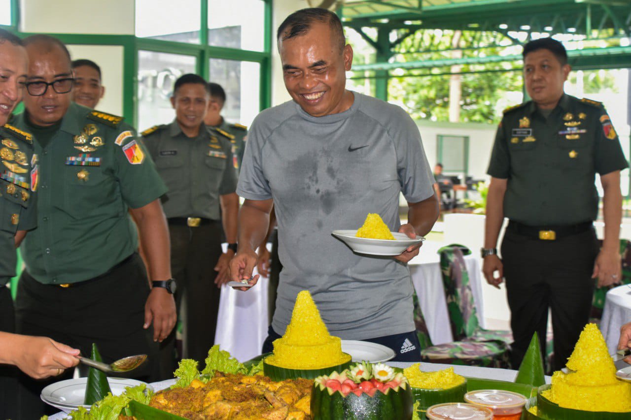 Pangdam XIII/Merdeka Mayjen TNI Suhardi mendapat kejutan ulang tahun dari prajurit Kopassus yang bertugas di wilayah tersebut, di Lapangan Tembak Pistol Kodam XIII/Merdeka, Rabu (16/4/2025).