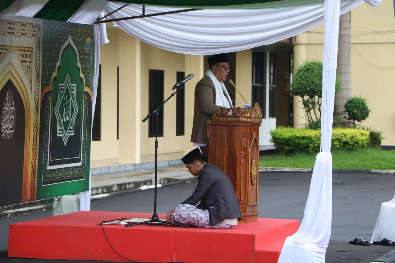 Salat Idulfitri 1446 Hijriah di Polda Sulut berlangsung khusyuk di lapangan upacara Mako Polda Sulawesi Utara (Sulut) menjadi salah satu lokasi pelaksanaan salat Idulfitri 1 Syawal 1446 Hijriah di Kota Manado, Senin (31/3/2025) pagi.