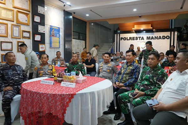 Pawai Takbiran menyambut Idulfitri 1 Syawal 1446 Hijriah di Kota Manado yang dilaksanakan pada Minggu (30/3/2025) malam, berjalan dengan aman dan tertib.