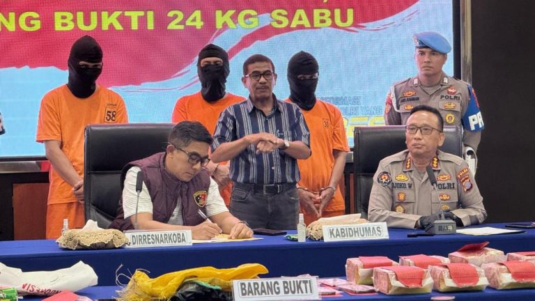 Polda Sulawesi Tengah menggagalkan peredaran 24 kilogram sabu di Palu yang dipasok dari Malaysia. Tiga pelaku berinisial MZ, AM, dan RO ditangkap.