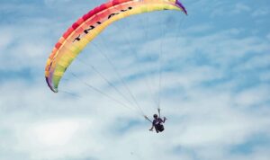 Paralayang Lanud Sam Ratulangi berpartisipasi dalam even Teluk H2M Fest One Stop Adventure yang resmi dibuka Wakil Gubernur Sulawesi Utara Dr. J. Victor Mailangkay, S.H., M.H., di pesisir pantai Teluk H2M, Desa Motandoi, Bolaang Mongondow Selatan, Sulawesi Utara. Jumat (11/4/2025).