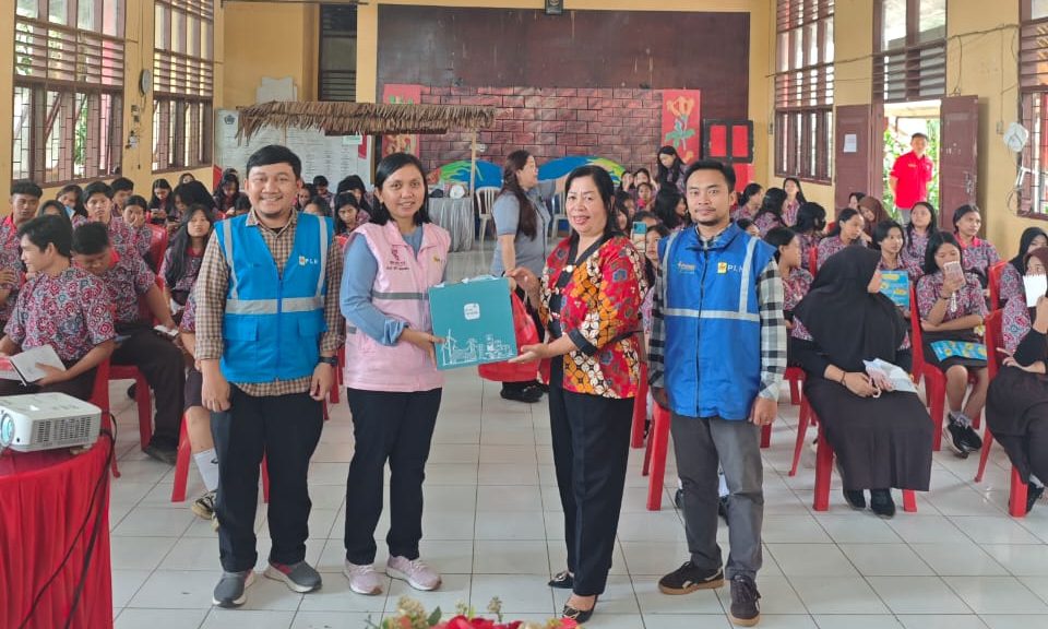PLN UP3 Manado melalui ULP Paniki melaksanakan program "PLN Goes to School" di SMK Negeri 5 Manado