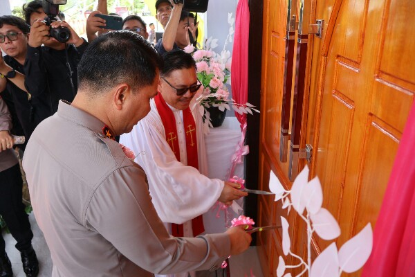 Kapolda Sulawesi Utara Irjen Pol Roycke Harry Langie meresmikan Gedung Gereja Lahai Roi, yang terletak di halaman Mako Polres Bolaang Mongondow (Bolmong), Selasa (29/4/2025) siang.