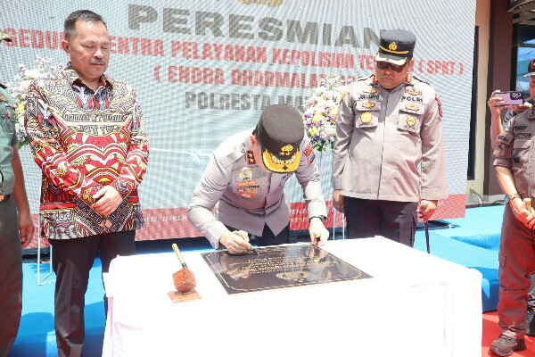 Kapolda Sulawesi Utara Irjen Pol Roycke Harry Langie bersama Wakapolda Brigjen Pol Bahagia Dachi dan Ketua Bhayangkari Sulut Ny. Joan Roycke Langie didampingi sejumlah PJU Polda dan Bhayangkari, melaksanakan kunjungan kerja ke Polresta Manado, Kamis (24/4/2025).