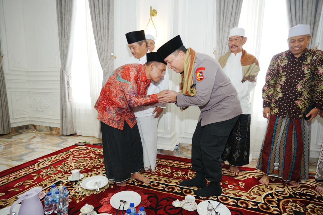 Kapolri Jenderal Listyo Sigit Prabowo meresmikan Pondok Al Inaaroh Al Hikam Buntet Pesantren di Cirebon, Jawa Barat, pada Selasa (22/4) hari ini.