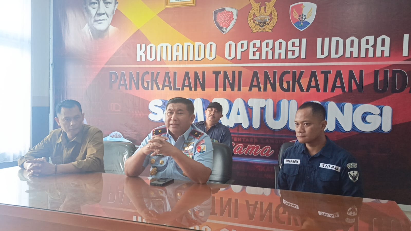 Danlanudsri Marsma TNI Antariksa Anondo dalam press conference di Markas Pangkalan TNI Angkatan Udara (Lanud) Sam Ratulangi  Jl. AA Maramis, Selasa (8/4/2025).