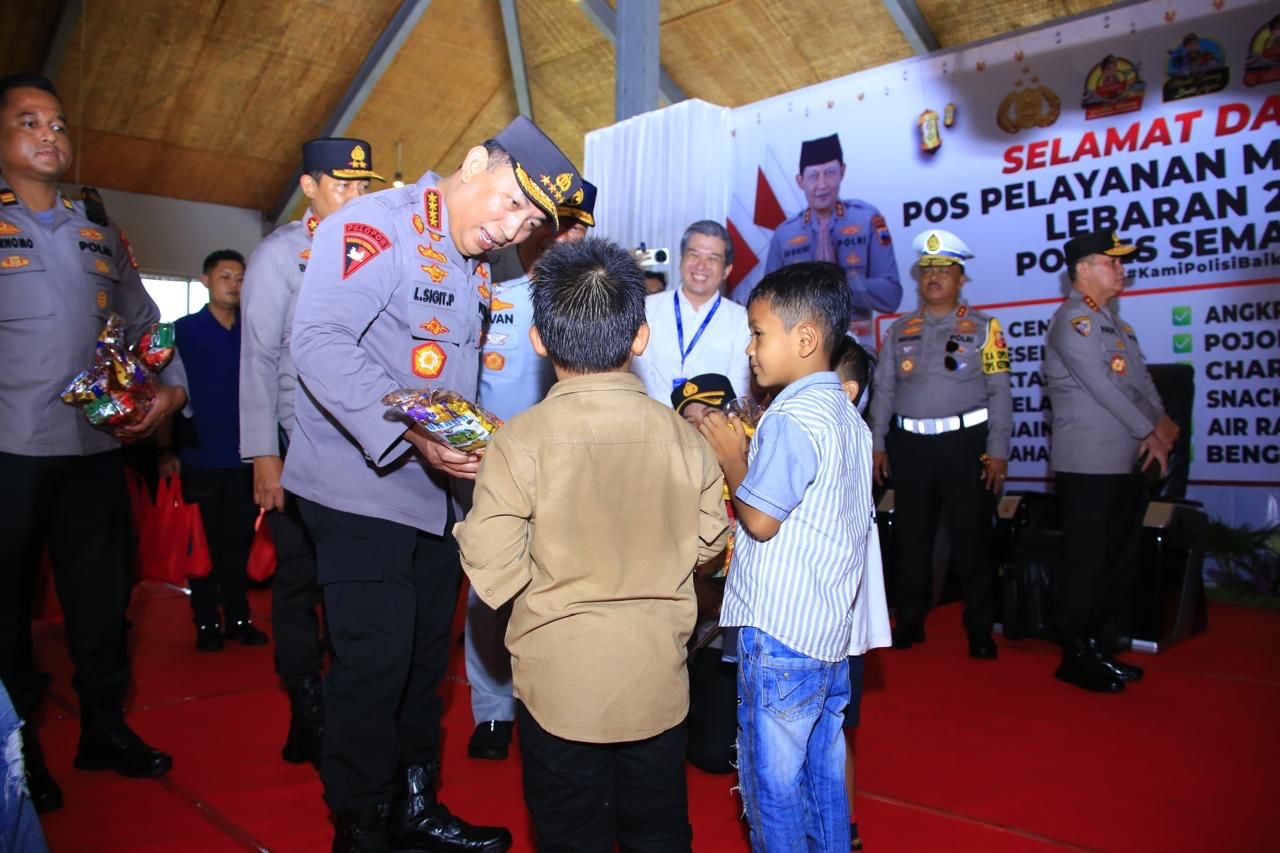 Kapolri Jenderal Polisi Listyo Sigit Prabowo meninjau langsung rest area kilometer 456 di wilayah Salatiga, Jawa Tengah