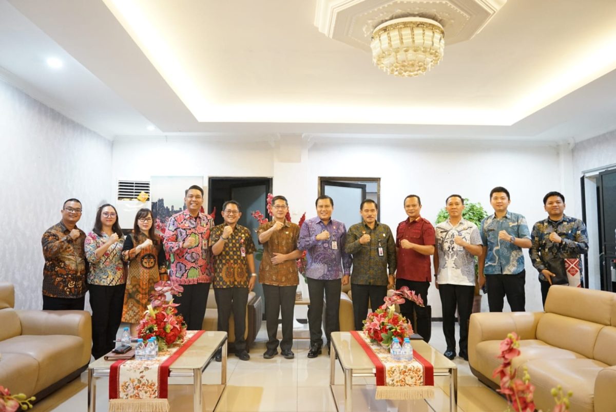 Kakanwil Kemenkum  Sulawesi Utara, Kurniaman Telaumbanua, melakukan audiensi dengan Walikota Bitung, Hengky Honandar, pada Kamis (17/4/2025)