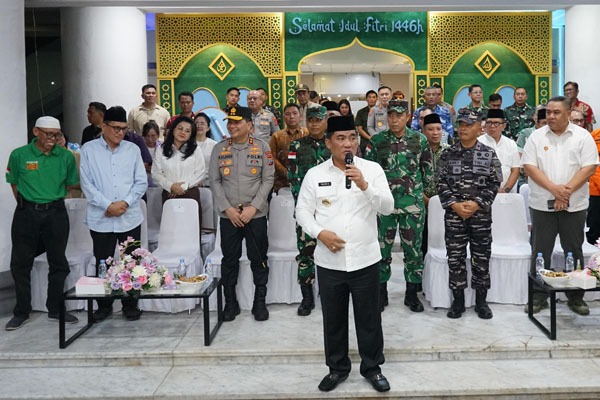 Kapolda Sulawesi Utara (Sulut) Irjen Pol Roycke Harry Langie, menghadiri pelepasan peserta pawai malam Takbiran menyambut Idulfitri 1 Syawal 1446 Hijriah, di halaman Kantor Gubernur Sulut, Jalan 17 Agustus Kota Manado, pada Minggu (30/3/2025).