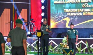 Pangdam XIII/Merdeka Mayor Jenderal TNI Suhardi memimpin acara Laporan Korps Kenaikan Pangkat dan Tradisi Purna Tugas Perwira yang berlangsung di Aula Grhadika Jaya Sakti, Makodam XIII/Merdeka, Selasa (8/4). 