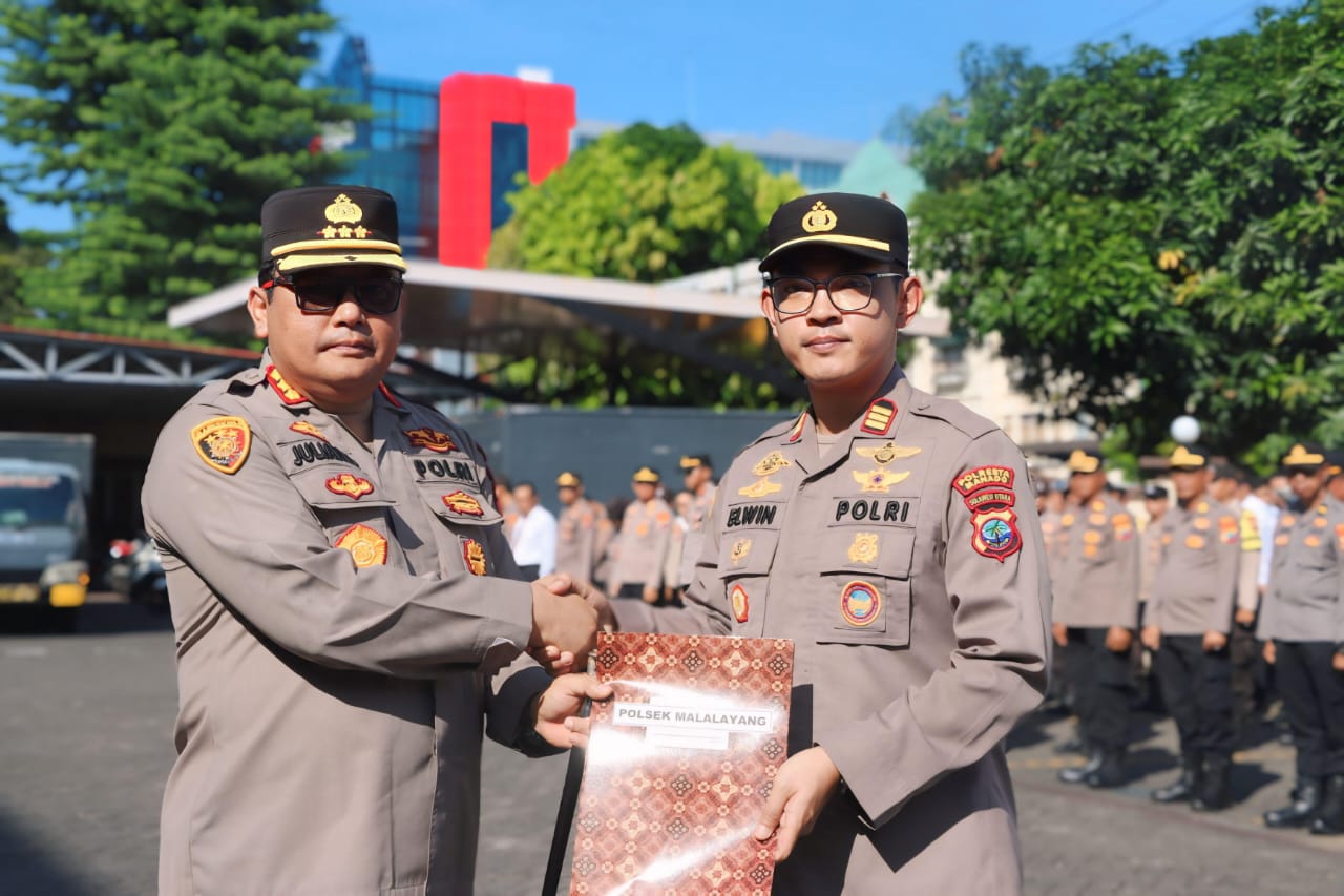 Kapolsek Malalayang Akp Elwin Kristanto S.IK.,M.H., Saat menerima Penghargaan dan Apresiasi dari Kapolresta Manado Kombes. Pol. Julianto Parlindungan Sirait, S.IK., M.H.