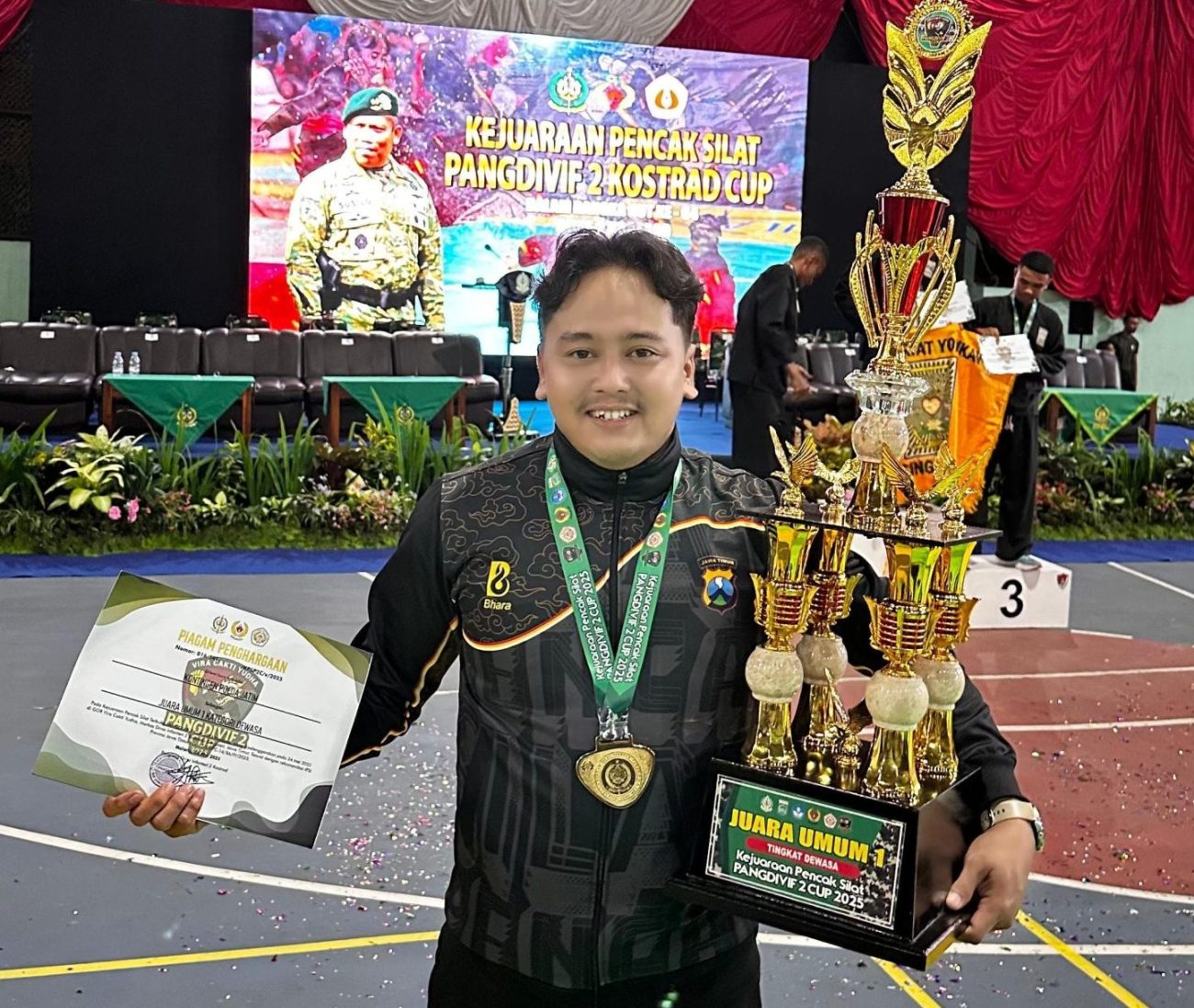 Personel  Polres Lamongan, Bripda Sholeh Maulana meraih medali emas di Kejuaraan Terbuka Pencak Silat Pangdivif 2 Cup 2025 TNI/Polri dan Umum.