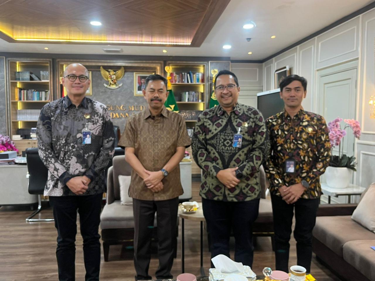 pertemuan Direktur Kepatuhan dan Manajemen Risiko Jasa Raharja Harwan Muldidarmawan dengan Jaksa Agung Muda Tindak Pidana Umum (Jampidum) Prof. Dr. Asep Nana Mulyana, S.H., M.Hum beserta jajarannya yang berlangsung di Kejaksaan Agung Republik Indonesia Jumat, 23 Mei 2025.