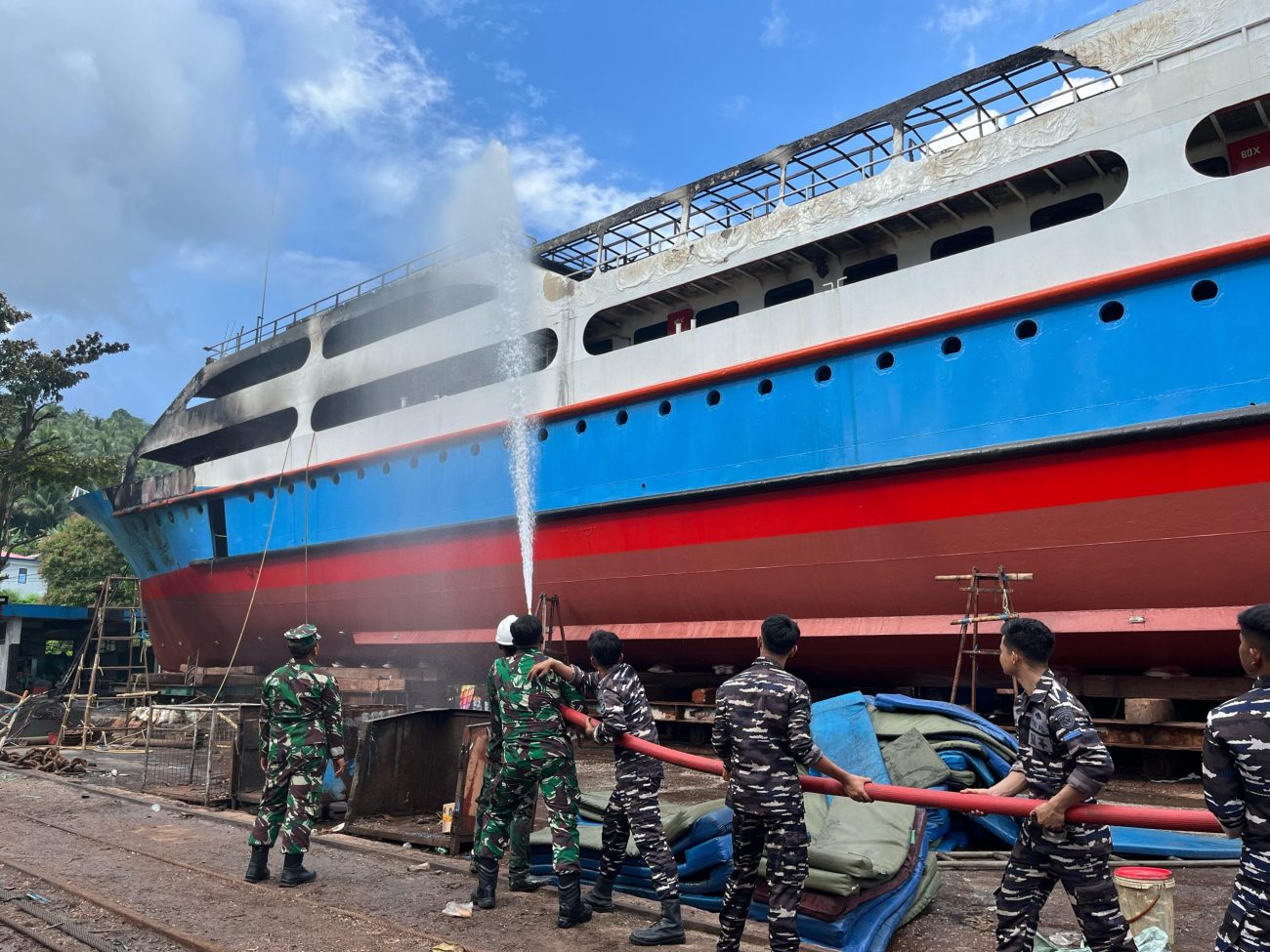 Fasilitas Pemeliharaan dan Perbaikan (Fasharkan) Lantamal VIII berhasil memadamkan kebakaran yang melanda Kapal Motor (KM) UKI RAYA 23 saat proses docking di Galangan PT Pathemaang Dock Bitung, pada Kamis (1/5/2025).