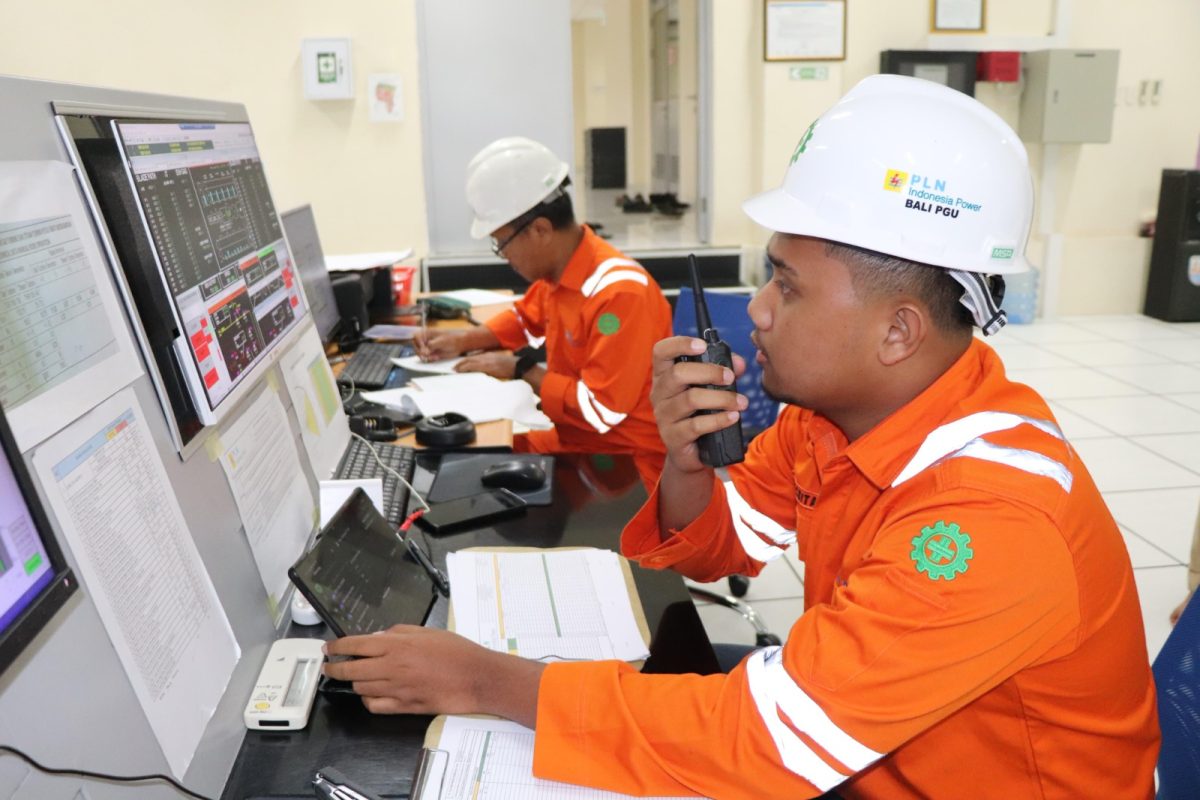 PLN tim PLN di lapangan melakukan pemulihan, petugas pengatur beban melakukan manuver beban untuk mengurangi dampak gangguan di masyarakat.